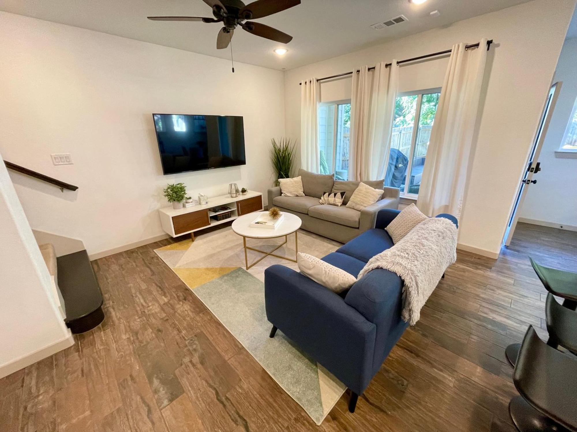 Stylish Townhome Near At&T Stadium, Globe Life, Six Flags & More Арлингтън Екстериор снимка